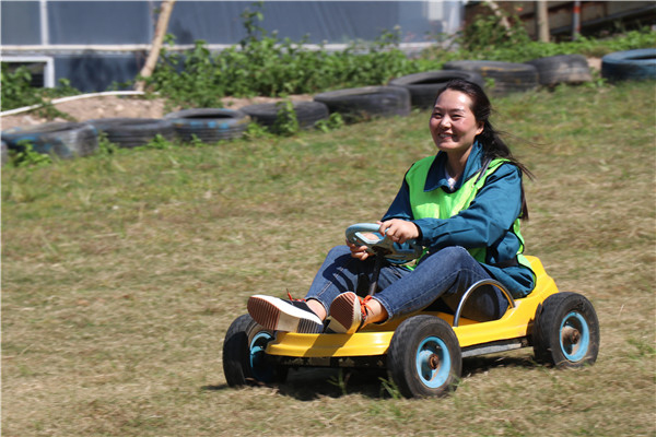 ▲图为利来国际内贸部“草地卡丁车”环节